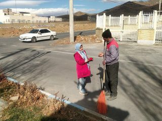 اهدا ۱۳ شاخه گل به پدران زحمتکش